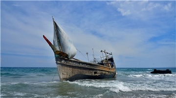 Ein Boot, das Angehörige der muslimischen Minderheit der Rohingya transportiert hatte, am Strand von Indra Patra.