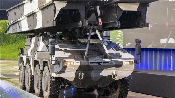 KMW zeigt neue Gefechtsfahrzeuge: Feuerkraft auf Rädern Ein Boxer mit einer 22-Meter Brücke des Rüstungsunternehmen Krauss-Maffei Wegmann (KMW).