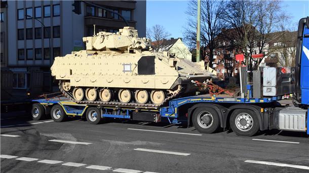 Warum die US-Armee so viele Militärfahrzeuge via Bremerhaven nach Europa bringt Ein Bradley am "Freigebiet".