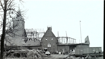 Ein ausgebranntes Wirtschaftsgebäude (Gut Ellernwurth).