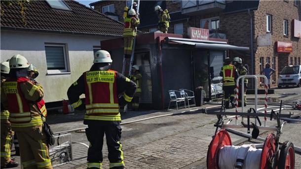 Ein Brand im Küchenbereich zerstörte am Sonntagmittag den Verkaufscontainer eines Imbisses in Loxstedt.