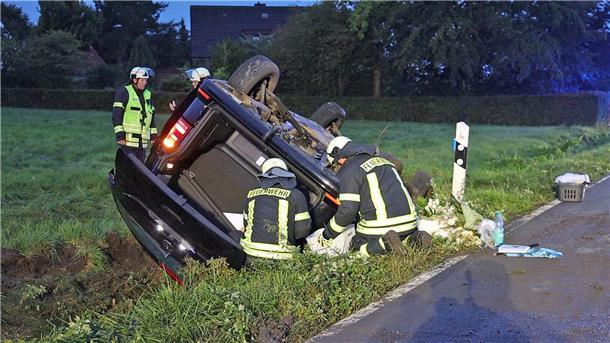 Hochzeitsgesellschaft verunglückt - sieben Menschen verletzt Ein Brautpaar und fünf Hochzeitsgäste sind bei einem Unfall im Landkreis Osnabrück verletzt worden.