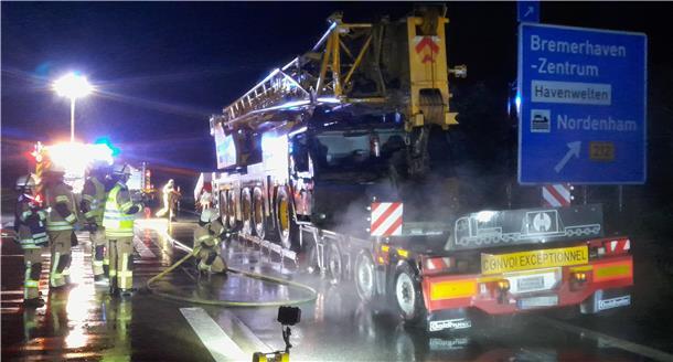 Ein brennender, geplatzter Reifen des Schwertransports hat einen Millionenschaden verursacht: Weil die Flammen auf die Fahrerkabine des geladenen Autokrans übergriffen.