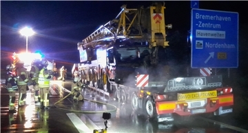 Ein brennender, geplatzter Reifen des Schwertransports hat einen Millionenschaden verursacht: Weil die Flammen auf die Fahrerkabine des geladenen Autokrans übergriffen.