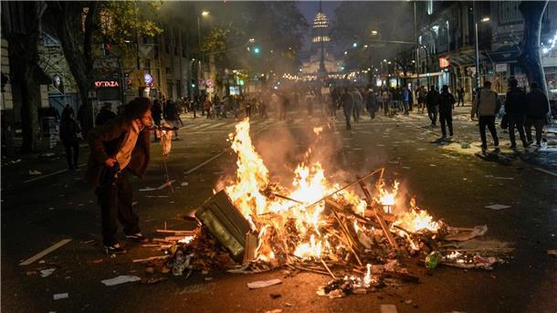 Ein brennender Müllhaufen als Zigarettenanzünder. Regierungskritische Demonstranten versammelten sich vor dem Kongress in Buenos Aires.