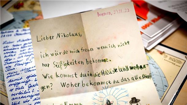 Weihnachtspostämter beantworten wieder Briefe Ein Brief an den Nikolaus liegt in der Weihnachtspostfiliale in Nikolausdorf. Die Helferinnen und Helferinnen in den drei Weihnachtspostämtern in Niedersachsen haben bereits zahlreiche Briefe bekommen.
