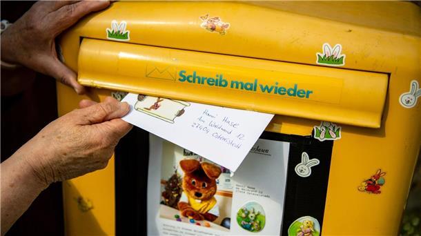 Briefe an den Osterhasen: Filiale in Ostereistedt öffnet Ein Brief, den ein Kind für den Osterhasen Hanni Hase geschrieben hat, wird in einen Briefkasten geworfen.