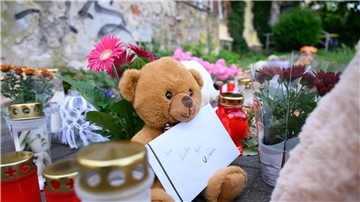 Ein Brief mit der Aufschrift „In Liebe für Valeriia“, Teddybären, Blumen und Kerzen sind in der Nähe der Wohnung des getöteten Mädchens auf dem Fußweg abgelegt.