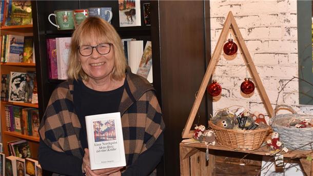 Ein Buch zu Weihnachten ist immer eine gute Idee, findet Kerstin Bredehöft von der Buchhandlung Lesezeichen und empfiehlt „Mein Herz ist eine Krähe“ von Lina Nordquist.