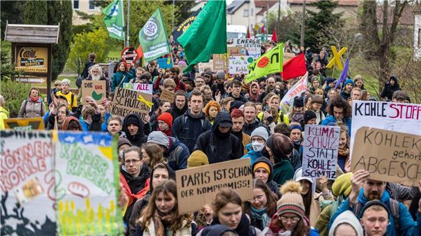 Ein Bündnis aus Umweltverbänden, Klimagruppen und lokalen Initiativen hatte zur Demonstration am Tagebau Nochten in der Lausitz aufgerufen. Hunderte Menschen kamen.