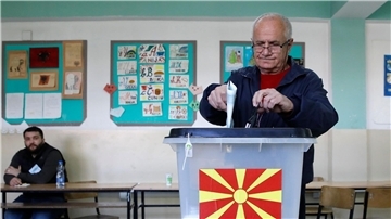 Ein Bürger Nordmazedoniens gibt bei der ersten Runde der Präsidentschaftswahl am 24. April in einem Wahllokal in Skopje seine Stimme ab. Heute findet die Stichwahl statt (Archivbild).