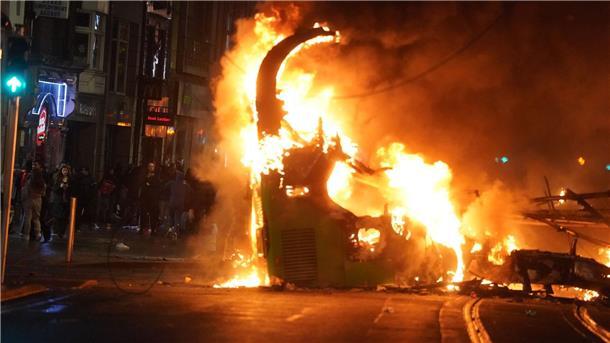 Ein Bus steht im Stadtzentrum in Flammen.