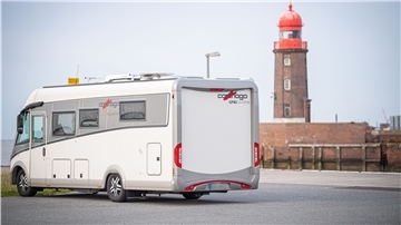 Ein Campingwagen steht an der Mole in Bremerhaven.