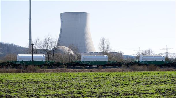 Castor-Behälter erreichen Zwischenlager - Stiller Protest Ein Castor-Zug passiert das still gelegte Kraftwerk Isar im Landkreis Landshut.