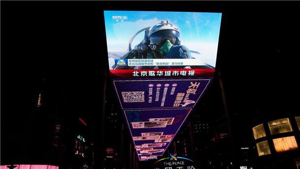 Ein chinesischer Kampfjetpilot hält nach dem kürzlich abgeschlossenen Großmanöver über Taiwan den Daumen nach oben.