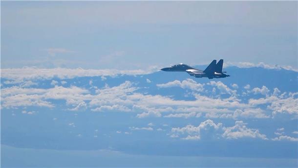 China hält Militärübung in der Nähe von Taiwan ab Ein chinesisches Militärflugzeug der chinesischen Volksbefreiungsarmee während einer Militärübung (Archiv).