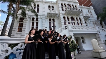 Ein Chor singt während der Wiedereröffnungsveranstaltung im Hof des Sursock-Museums.