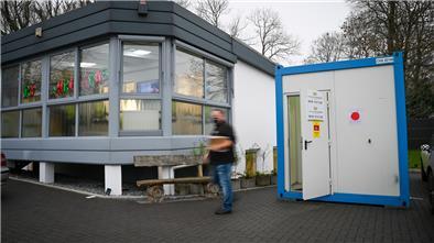Ein Container als Behandlungsraum: Die Arztpraxis von Nina Brümmer in Langen geht in Corona-Zeiten lieber auf Nummer sicher.