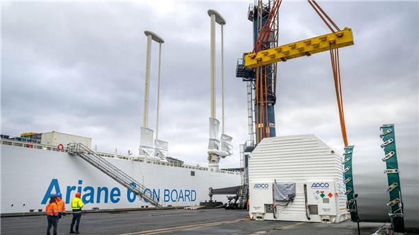 Ein Container mit der ersten Oberstufe der europäischen Trägerrakete Ariane 6 wird vorbereitet.