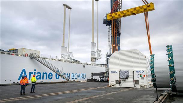 Stufen von Ariane-6 unterwegs zum Weltraumbahnhof Ein Container mit der ersten Oberstufe der europäischen Trägerrakete Ariane 6 wird im Neustädter Hafen für das Verladen auf das speziell für den Transport der Rakete konzipierte Schiff „Canopee“ vorbereitet.