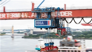 Ein Container wird auf dem Container-Terminal Altenwerder im Hamburger Hafen mit einer Containerbrücke auf ein Schiff geladen. Die Stadt Hamburg und die weltgrößte Linienreederei MSC wollen die HHLA künftig als Gemeinschaftsunternehmen führen.