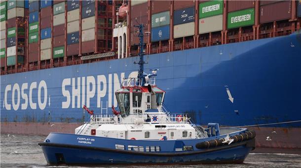 Deutscher Außenhandel hängt stark von wenigen Meerengen ab Ein Containerschiff der chinesischen Reederei Cosco bringt Waren nach Deutschland. (Symbolbild)