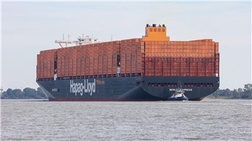 Ein Containerschiff der Reederei Hapag-Lloyd fährt in den Hamburger Hafen ein.