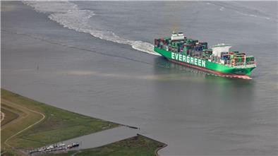 Ein Containerschiff fährt auf der Elbe in Richtung Hamburger Hafen. (Archivbild)