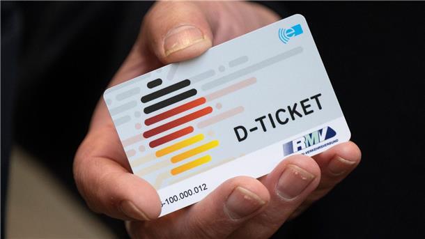 Ein Drittel der Bürger will Deutschlandticket kaufen Ein „D-Ticket“ im Chipkartenformat.