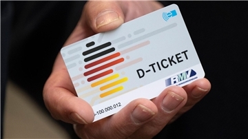 Ein „D-Ticket“ im Chipkartenformat: Das Ticket ermöglicht bundesweite Fahrten in den Bussen und Bahnen des öffentlichen Nah- und Regionalverkehrs.