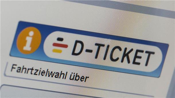 Ein „D-Ticket“ wird anlässlich des Verkaufsstarts des Deutschlandtickets auf einem Display angezeigt.
