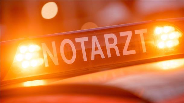 Elfjähriger bei Autounfall lebensgefährlich verletzt Ein Dachschild mit der Aufschrift „Notarzt“ steht auf einem Einsatzwagen eines Notarztes.
