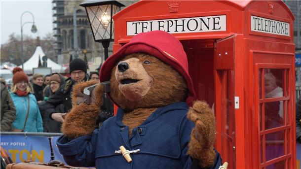 65 Jahre Paddington - der Bär, dem die Briten vertrauen Ein Darsteller im Kostüm des Paddington-Bären in Berlin.