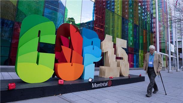 Ein Delegierter geht am Kongresszentrum des COP15-Weltnaturgipfels in Montreal vorbei.