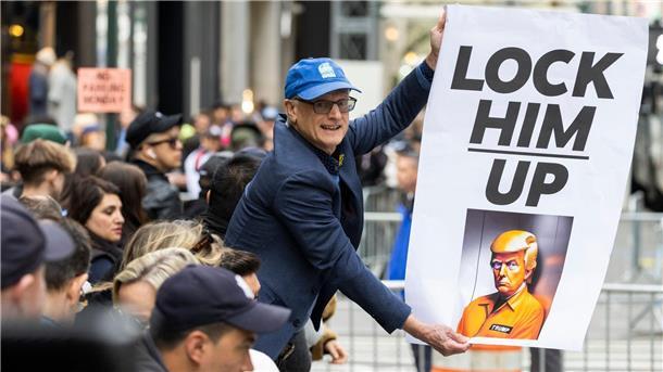 Ein Demonstrant hält ein Plakat vor dem Trump Tower in New York.