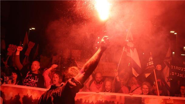 Ein Demonstrant hat in Tel Aviv Pyrotechnik entzündet.
