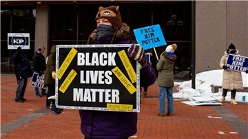 Ein Demonstrant mit einem „Black Lives Matter“-Schild in Minneapolis.