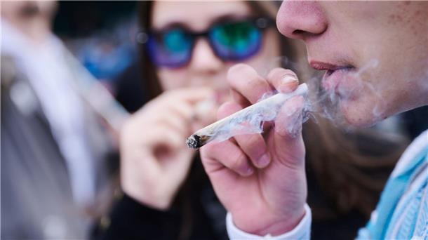Mehr Cannabis-Nutzung bei Jugendlichen durch Legalisierung? Ein Demonstrant mit einem Joint während einer Demonstration in Berlin für die Freigabe von Cannabis.