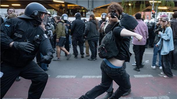 Friedlicher 1. Mai - Video von aggressiven Polizisten  Ein Demonstrant rennt vor einem Polizisten davon. Unter dem Motto „Revolutionärer 1. Mai“ hatten linke und linksradikale Gruppen zu einer Demonstration am Tag der Arbeit aufgerufen.