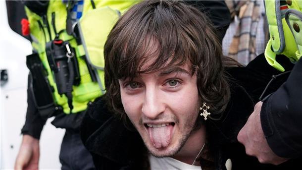 Mann wegen Eierwurfs auf König Charles festgenommen Ein Demonstrant wird von der Polizei festgenommen, nachdem er König Charles III. mutmaßlich mit Eiern beworfen hat.