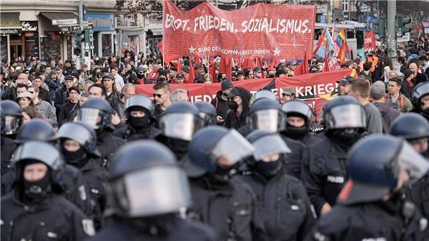 Demos am 1. Mai: 5500 Polizisten in Berlin im Einsatz Ein Demonstrationszug am 1. Mai 2023: In diesem Jahr rechnet die Polizei mit aggressiven Demonstranten sowie Angriffen mit Flaschen- und Steinwürfen.