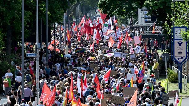 AfD-Führungsduo bleibt - Weidel will „Hippie-Wahn“ beenden Ein Demonstrationszug gegen den AfD-Bundesparteitag zieht zur Grugahalle.