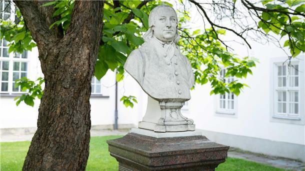 Ein Denkmal erinnert in Herrnhut an Nikolaus Ludwig Graf von Zinzendorf, der protestantischen Glaubensflüchtlingen Asyl in der Lausitz bot.(Archivfoto)