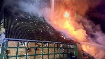 Ein denkmalgeschütztes Einfamilienhaus in Hymendorf steht am frühen Samstagmorgen in Flammen.