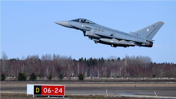 Ein deutscher Eurofighter startet auf der estnischen Luftwaffenbasis Ämari zu einem Übungsflug.