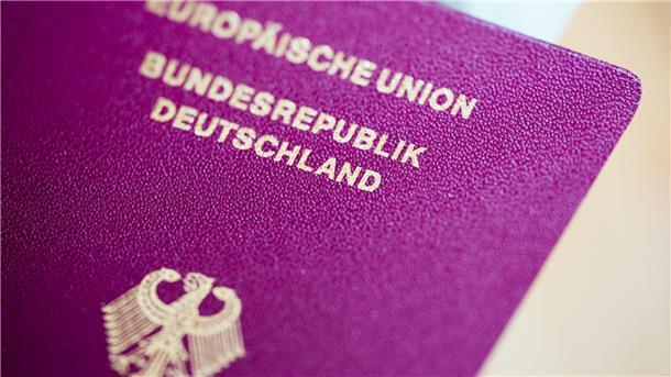 Größte Zahl an Einbürgerungen seit der Jahrtausendwende Ein deutscher Reisepass.