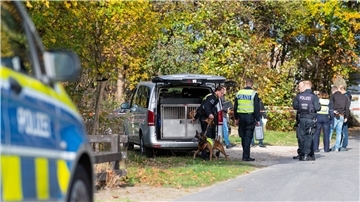 Ein Diensthundeführer der Polizei an dem Waldstreifen, in dem die 13-Jährige aufgefunden wurde.