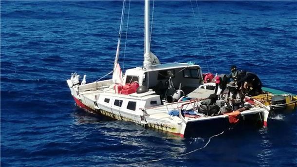 Schiffbrüchiger und Hündin nach Monaten gerettet Ein Dingi des Thunfischfängers „Maria Delia“ liegt an dem manövrierunfähigen Katamaran des australischen Seglers Tim Shaddock.