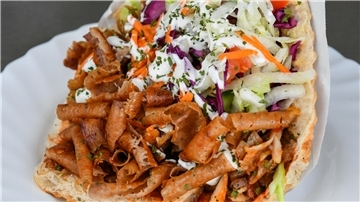 Ein Döner Kebab angerichtet auf einem Teller. Diese „deutsche“Variante ist einer türkischen Vereinigung ein Dorn im Auge. Sie will die türkische Variante durch die EU schützen lassen.