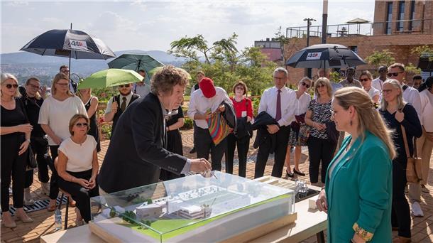 Ruanda als Anfang - Biontechs Impfstoff-Pläne für Afrika Ein dreidimensionales Modell der Produktionsanlage von Biontech wird einer deutschen Delegation mit Malu Dreyer in einer Sonderwirtschaftszone präsentiert.